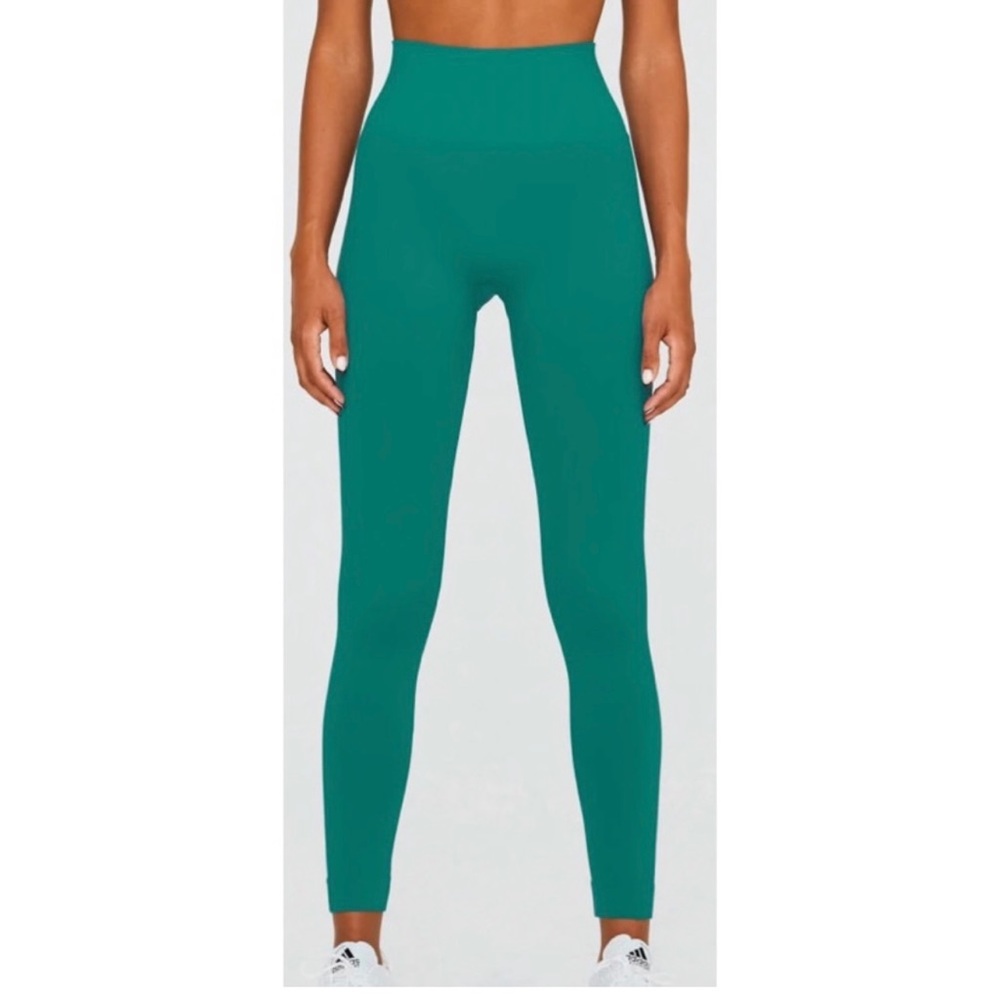 Set Active sculptflex leggings color- tropic size -medium NWT